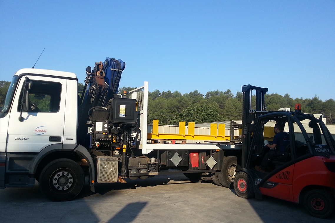 CHARGEMENT DE POUTRE SUR CAMION